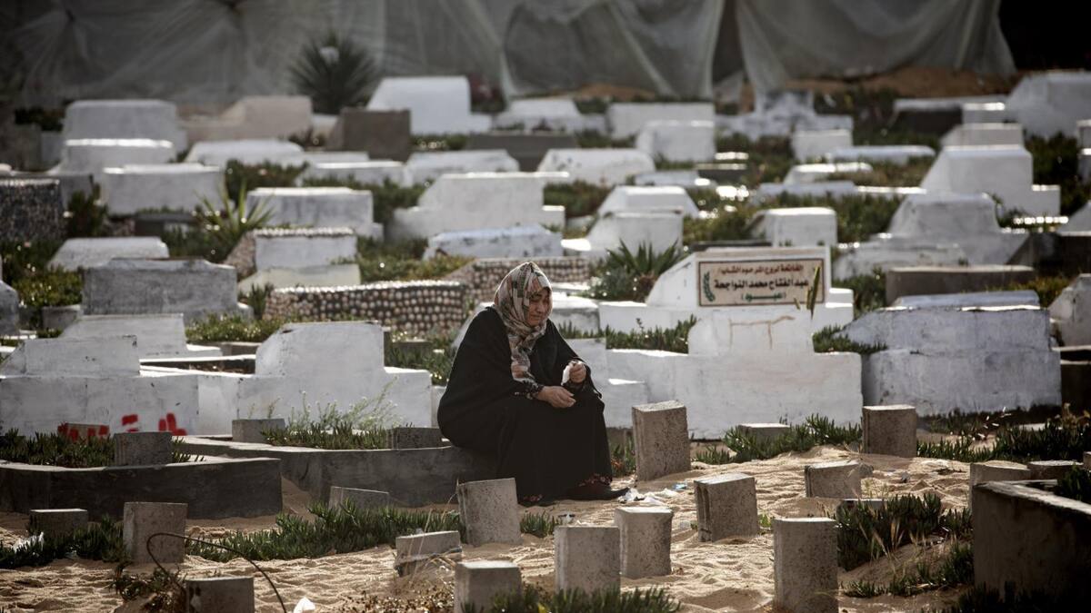Palestinos visitan tumbas en la Franja de Gaza. Foto: EFE.