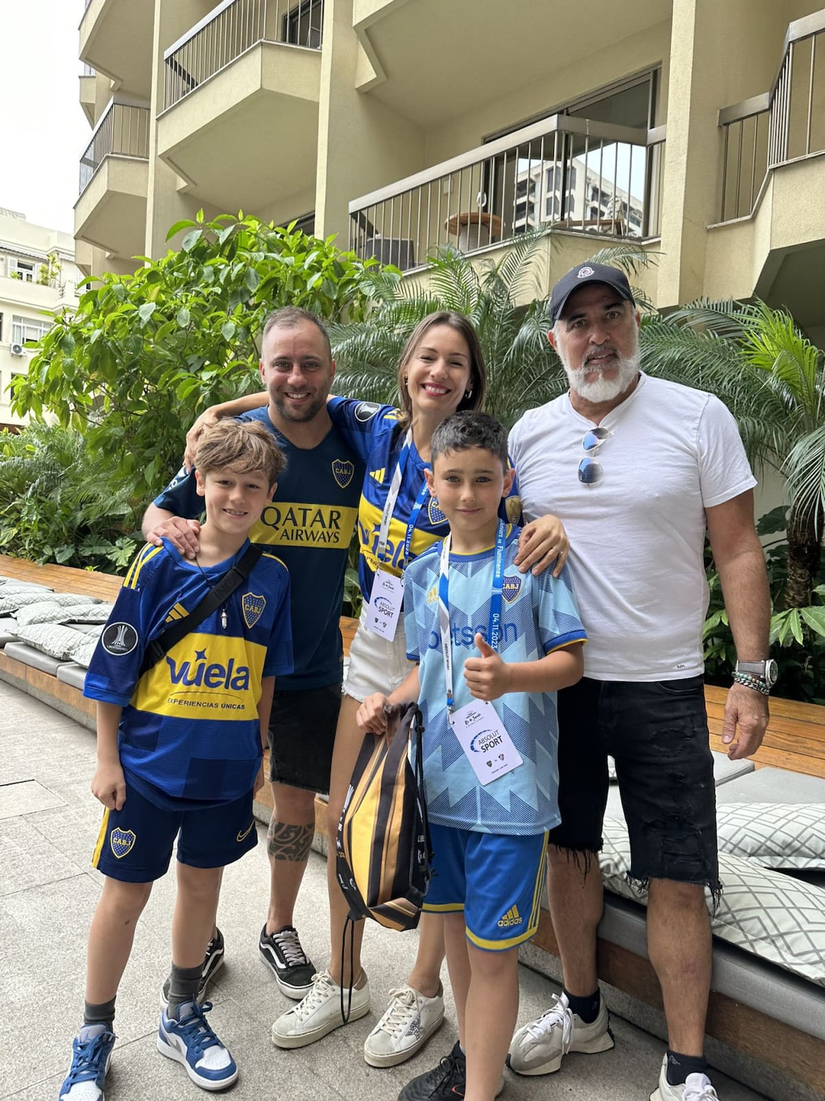 Pampita le regaló entradas para el partido de Boca a un niño. Foto: Twitter.