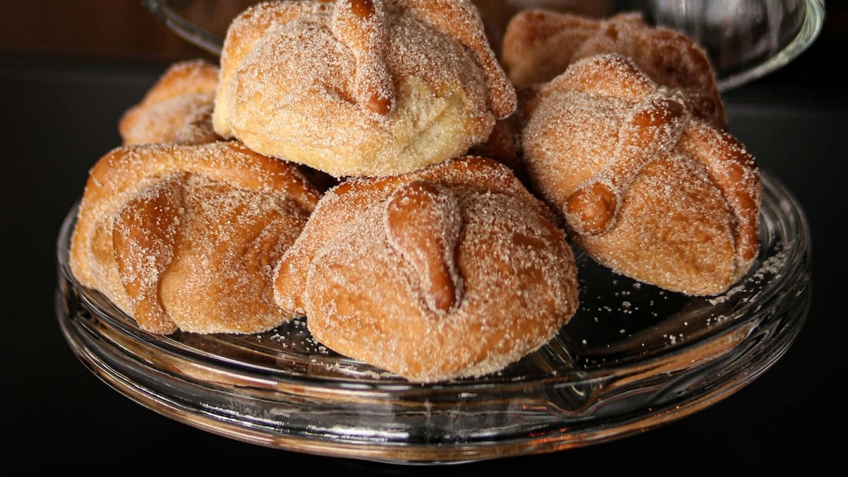 Pan de Muerto 2026: el error que hay que evitar sí o sí para que quede suave y esponjoso por dentro, según un chef profesional