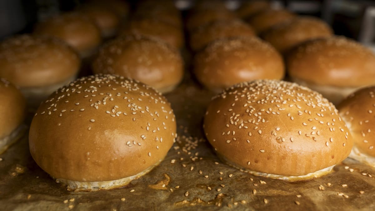 Pan de hamburguesa rápido y fácil. Foto: Freepik.