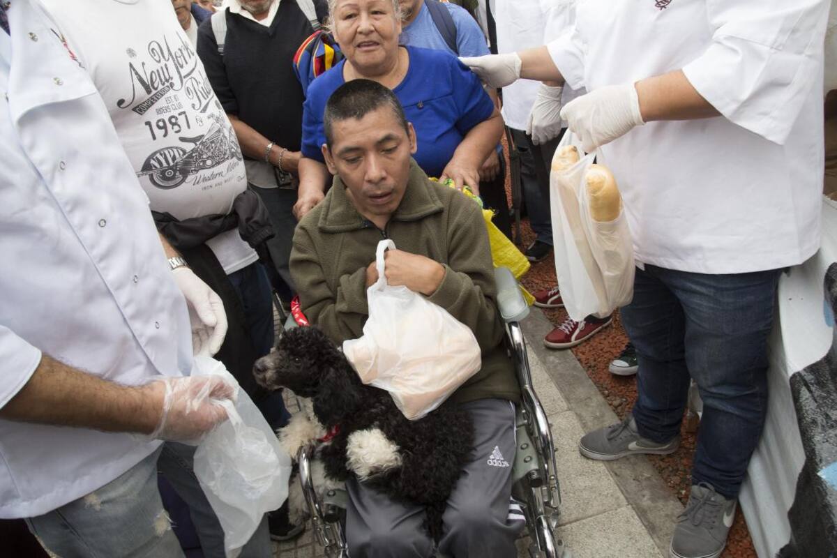 Panazo - Panaderos bonaerenses reparten 5 mil kilos de pan en la Plaza de los Dos Congresos (NA)