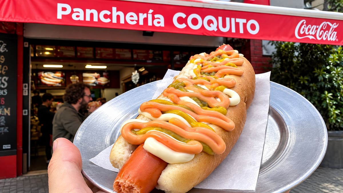 Nació en 1955, vende hasta 1.700 panchos por día y conserva un ritual que enamoró a San Isidro