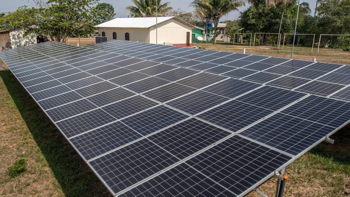 Paneles solares instalados en la comunidad de Santa Helena do Inglês. Foto EFE.