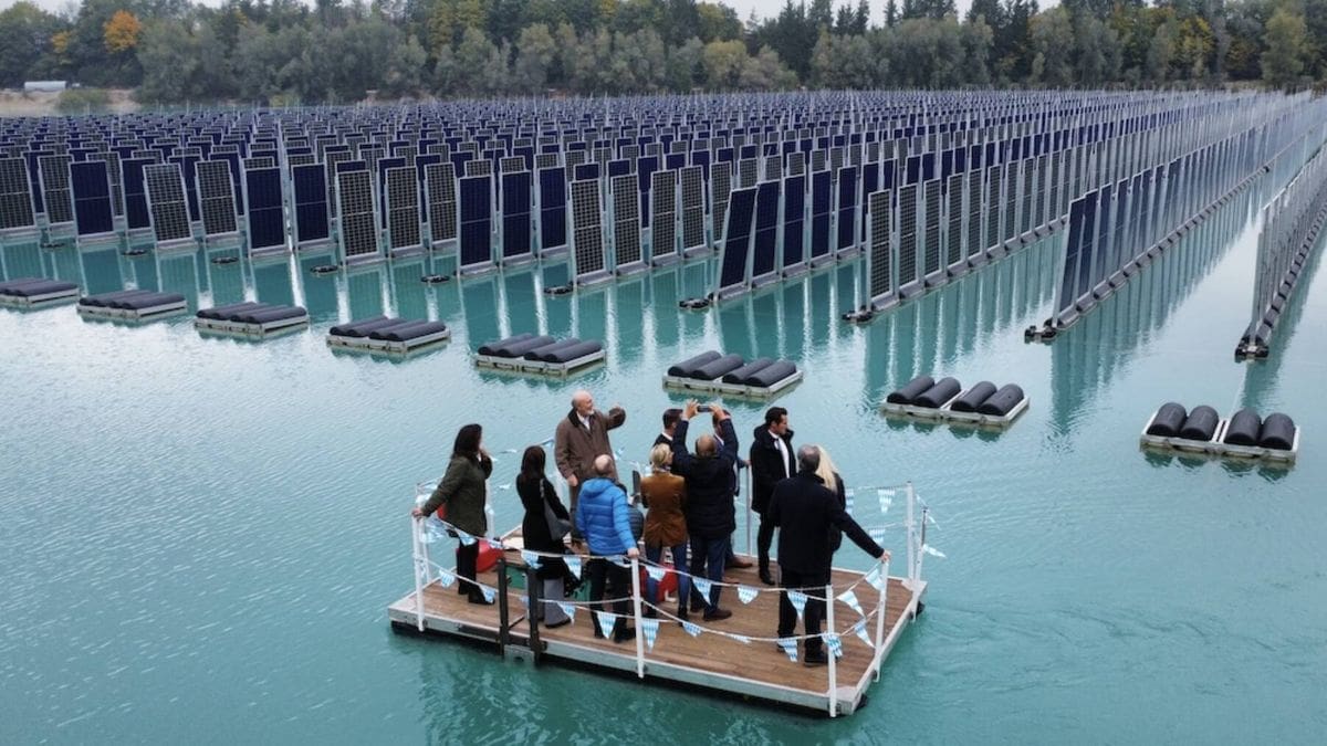 Instalados sobre el agua y orientados de este a oeste, los paneles solares verticales permiten generar electricidad en las horas de mayor consumo, mejorando la eficiencia del sistema energético.