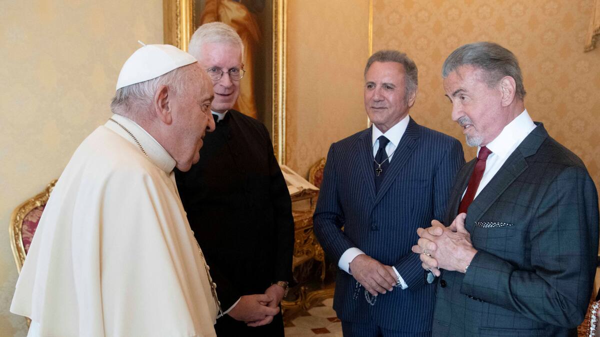 Papa Francisco junto a Sylvester Stallone en el Vaticano. Foto: REUTERS.