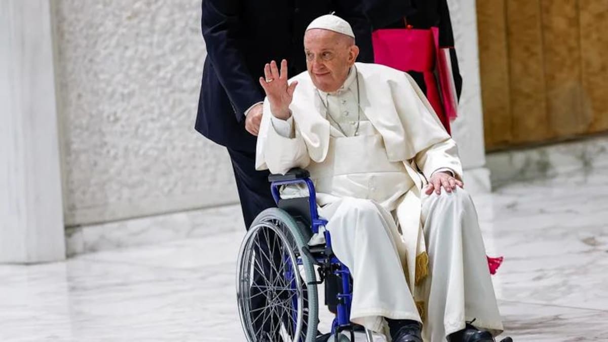 El papa Francisco se mostró en silla de ruedas por su dolor de rodilla