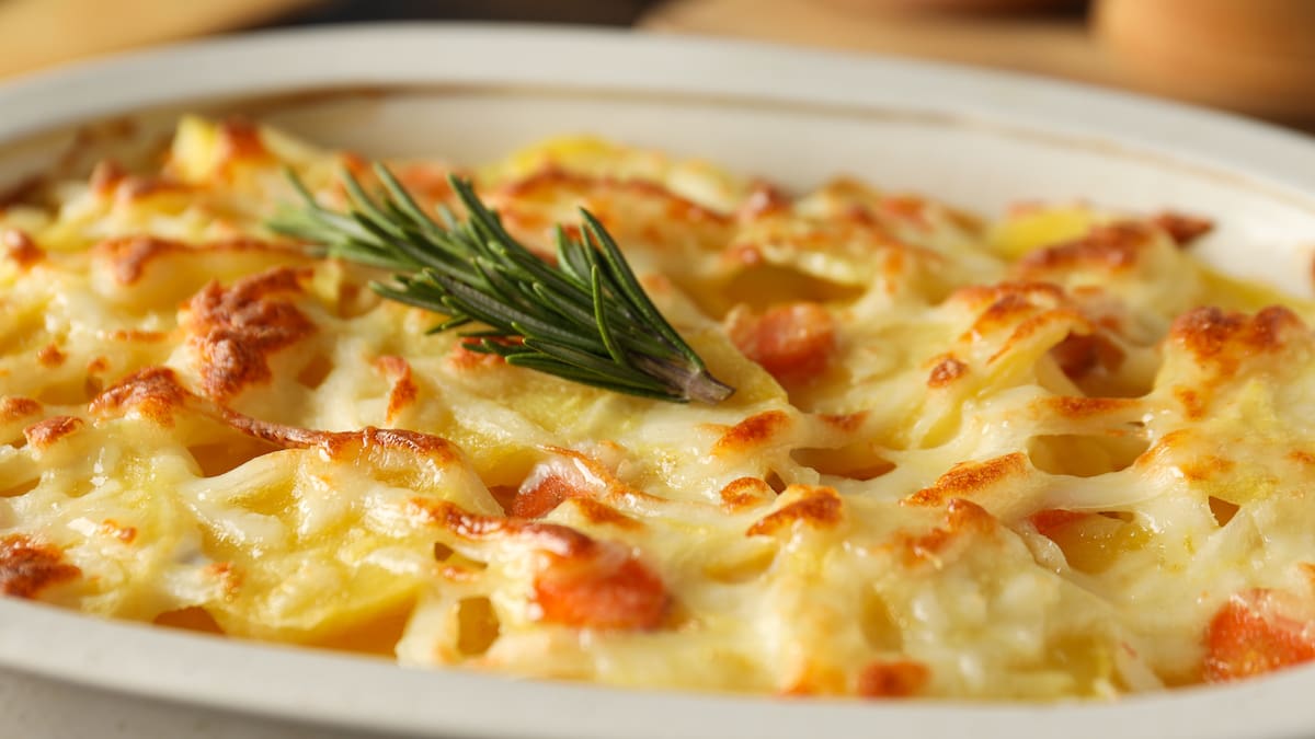 Con 3 papas y 2 cucharadas de crema de leche: la receta gratinada, fácil y económica que te resuelve la cena en pocos minutos