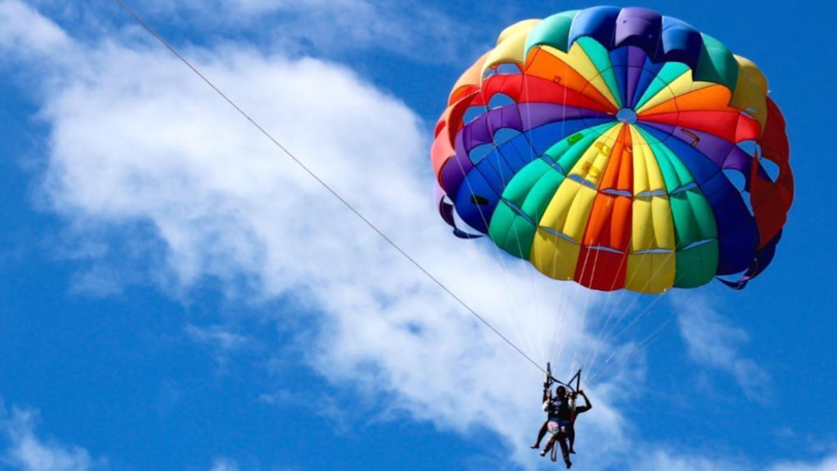 Video: una turista británica de 66 años murió en un brutal accidente de parasailing al estrellarse contra las rocas
