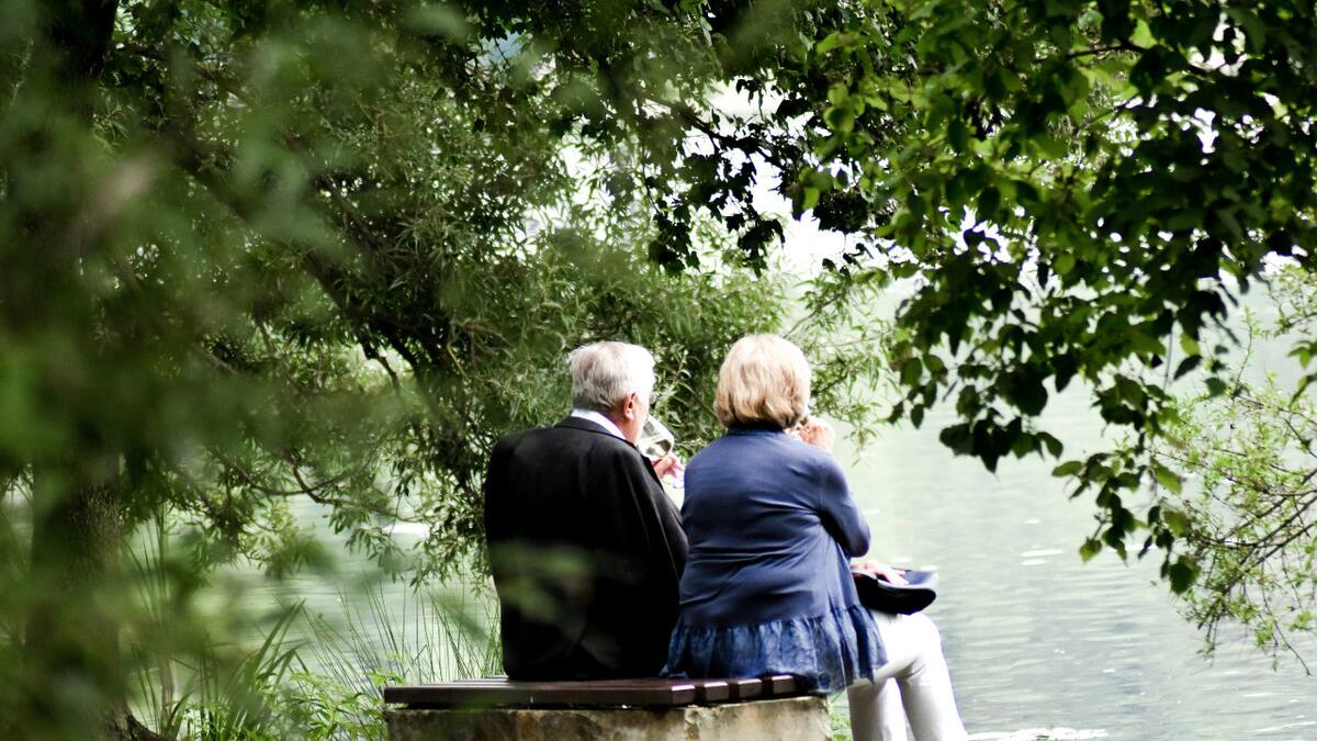 Pareja de personas mayores. Foto: Unsplash.