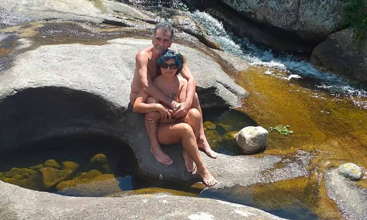 Pareja nudista promueve turismo al desnudo