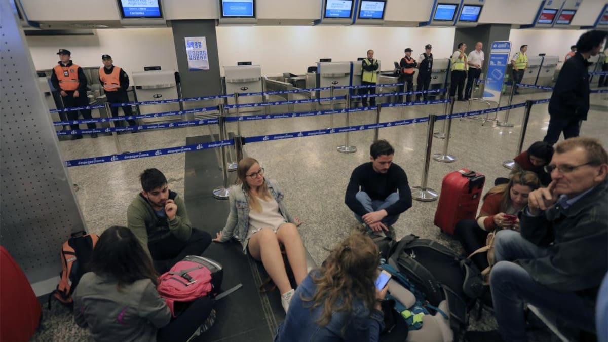 Paro de Aerolíneas en aeroparque, NA