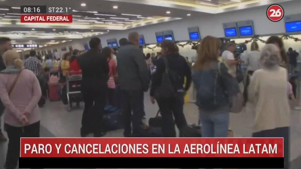 Paro en LATAM, móvil en Aeroparque, Canal 26