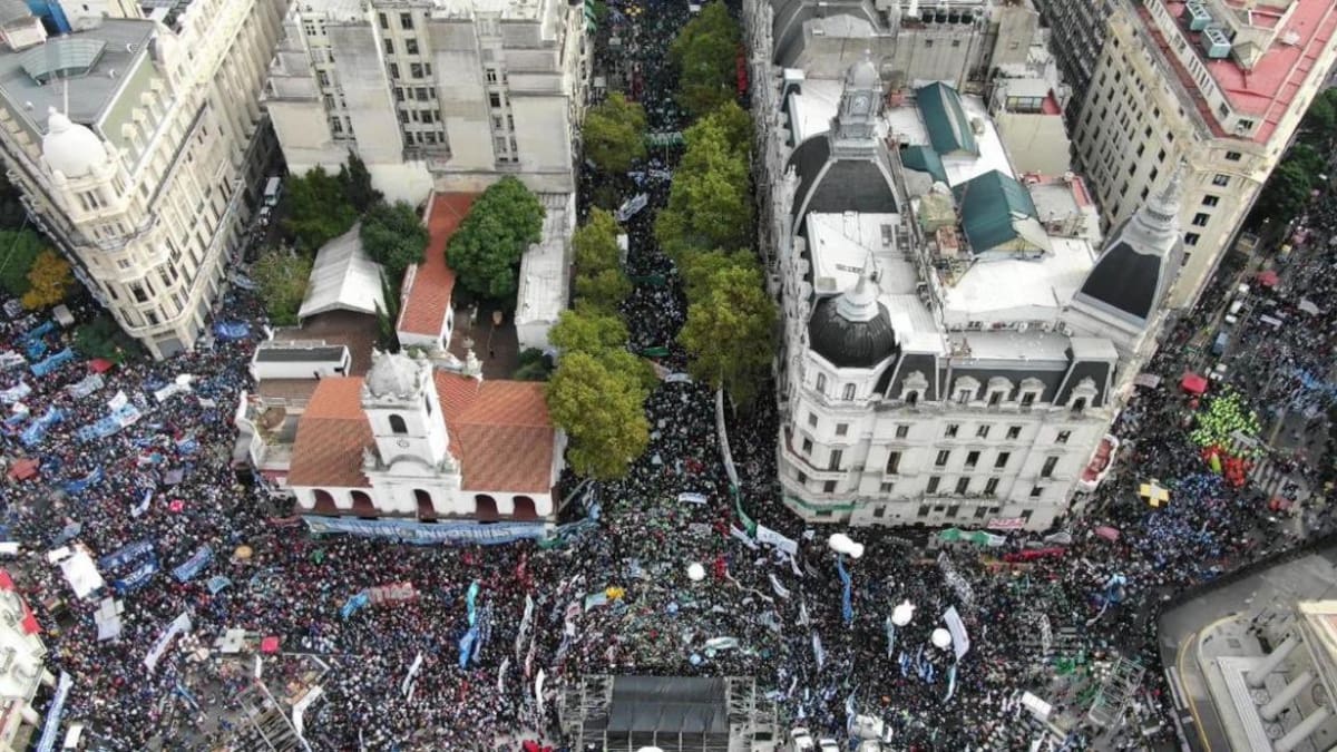 Movilización masiva en Plaza de Mayo en paro general de gremios opositores contra el Gobierno