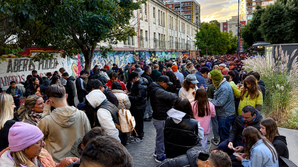 La meca de las figuritas del Mundial: cómo Parque Rivadavia se volvió el lugar clave para cambiar repetidas y llenar el álbum