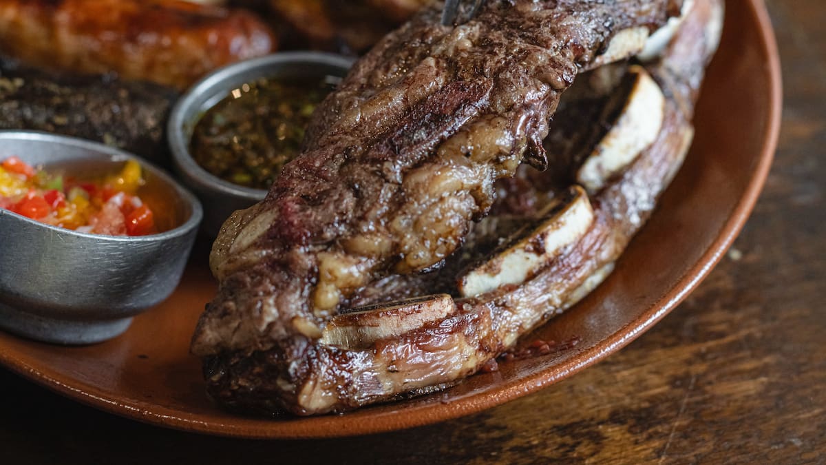Las parrillas de Buenos Aires donde todavía se puede comer muy bien sin gastar una fortuna: precios, zonas y qué pedir