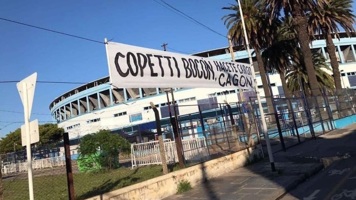 Pasacalles contra jugadores de Racing. Foto: Télam