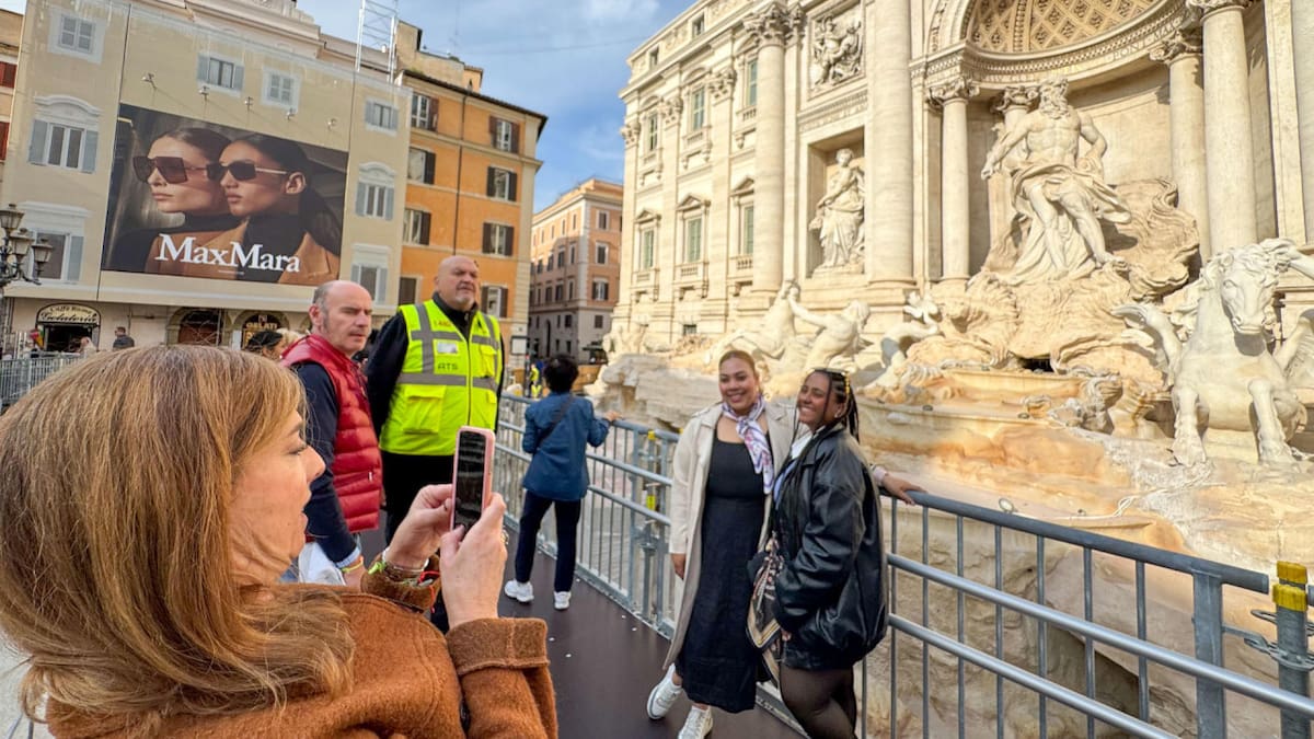 Pasarela frente a la Fontana de Trevi. Foto: EFE.