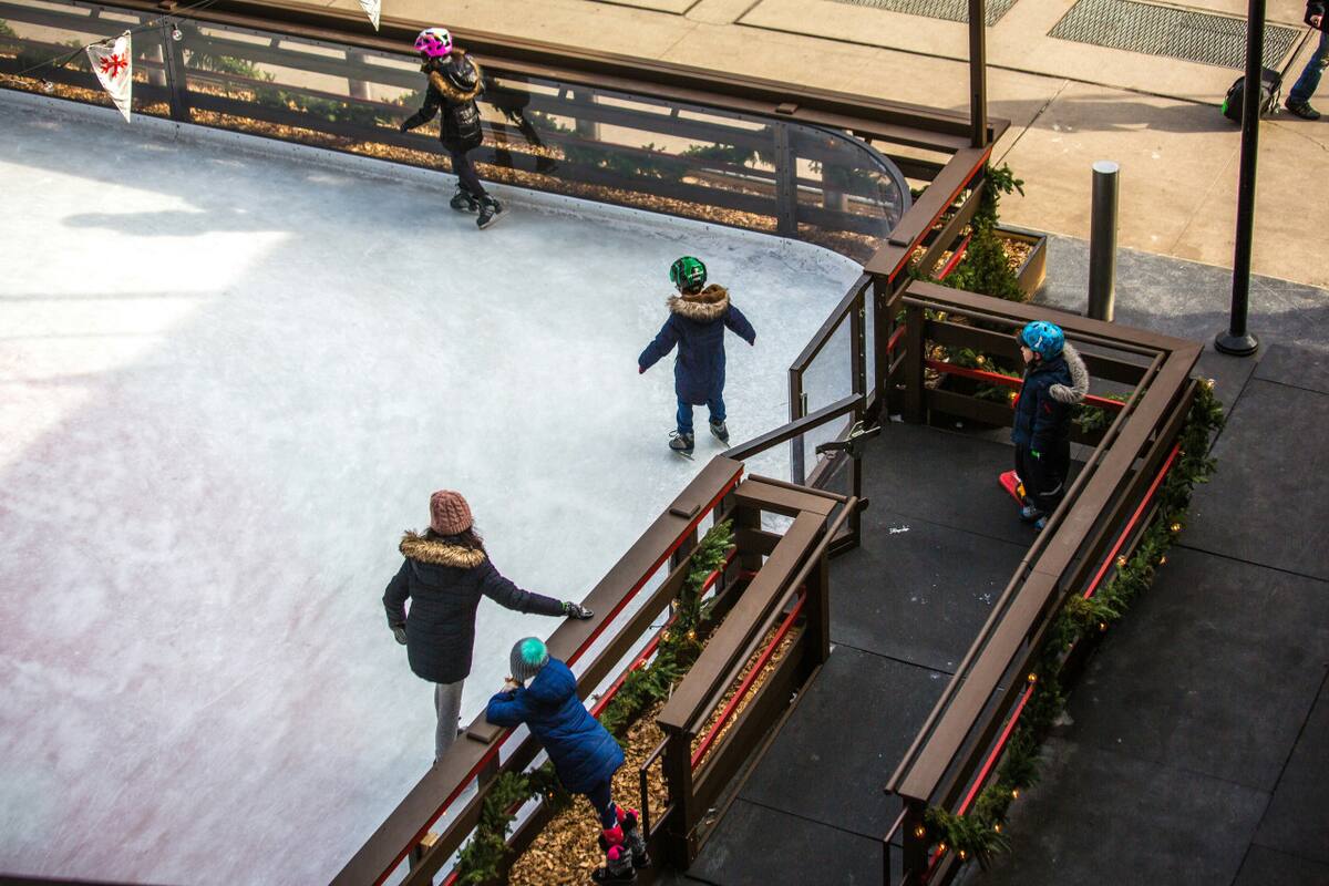Patinaje sobre hielo en vacaciones. Foto: Unsplash.