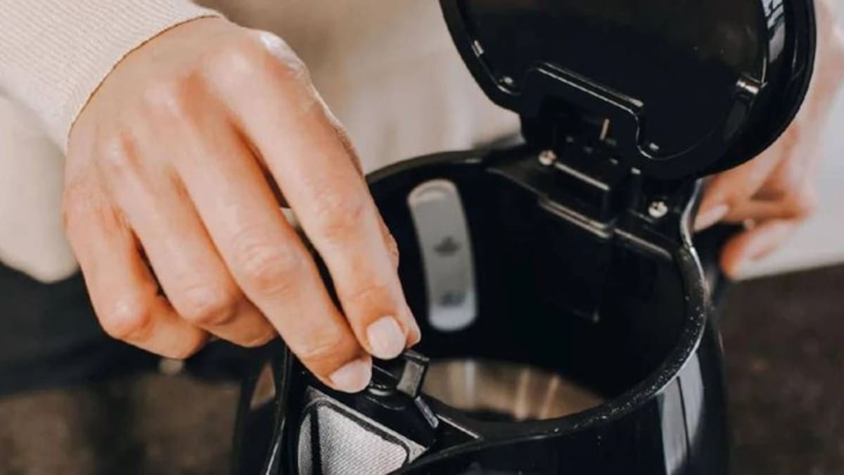 Rápido, efectivo y sustentable: el truco que arrasa en redes para eliminar el sarro de la pava eléctrica