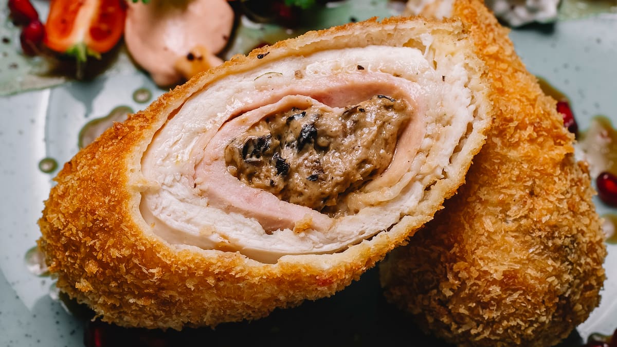 La deliciosa receta para hacer unas pechugas de pollo rellenas.