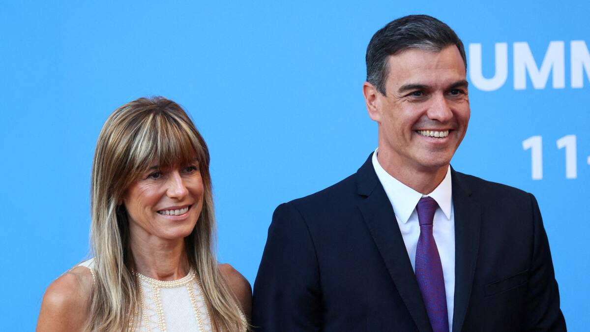 Pedro Sánchez y su esposa, Begoña Gómez. Foto: Reuters