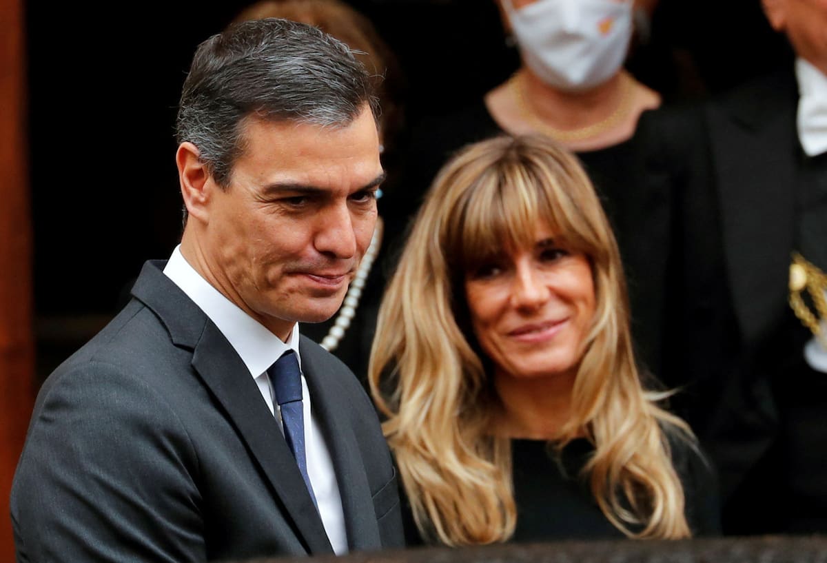 Pedro Sánchez y su esposa, Begoña Gómez. Foto: Reuters.