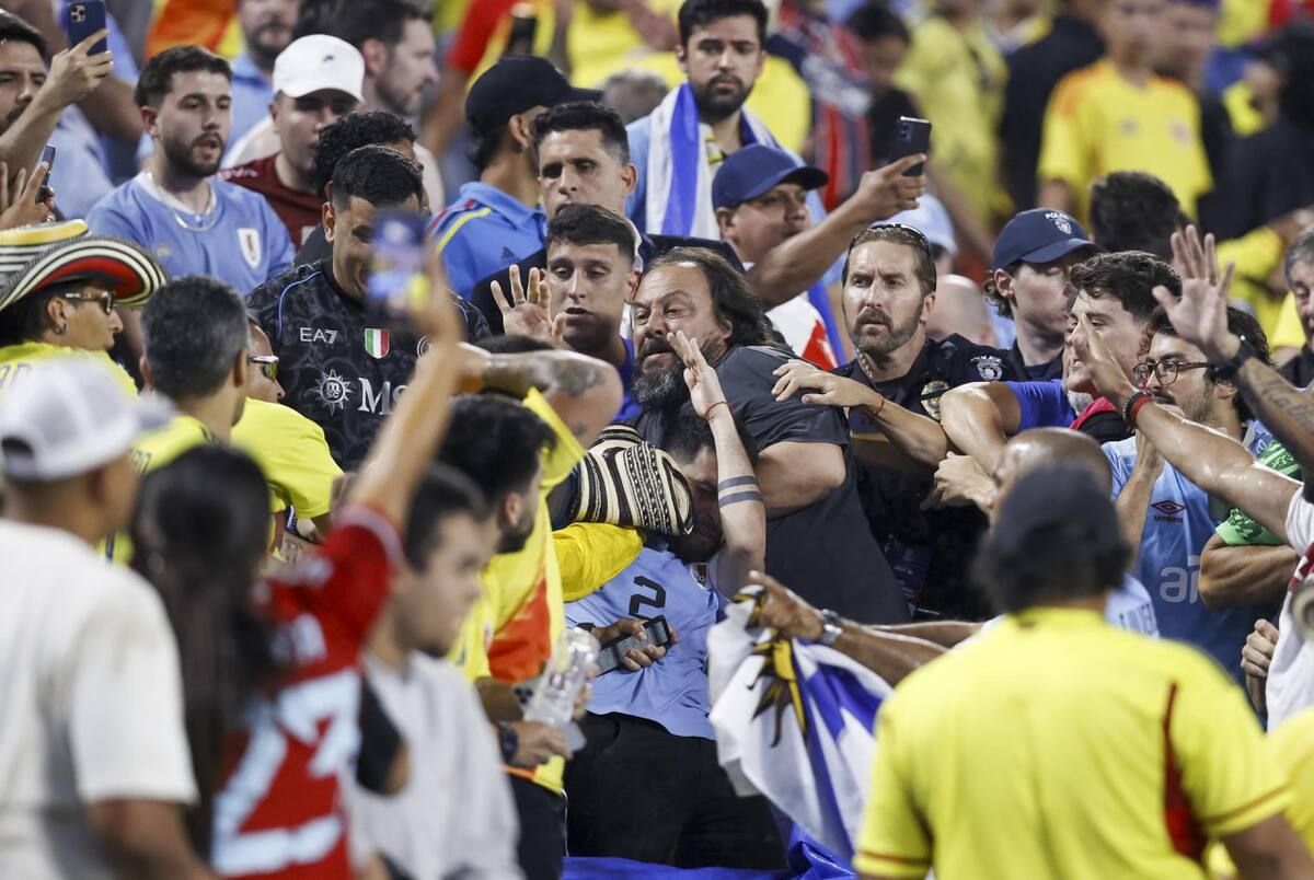Pelea en las tribunas del partido entre Uruguay y Colombia por Copa América 2024. Foto: EFE.