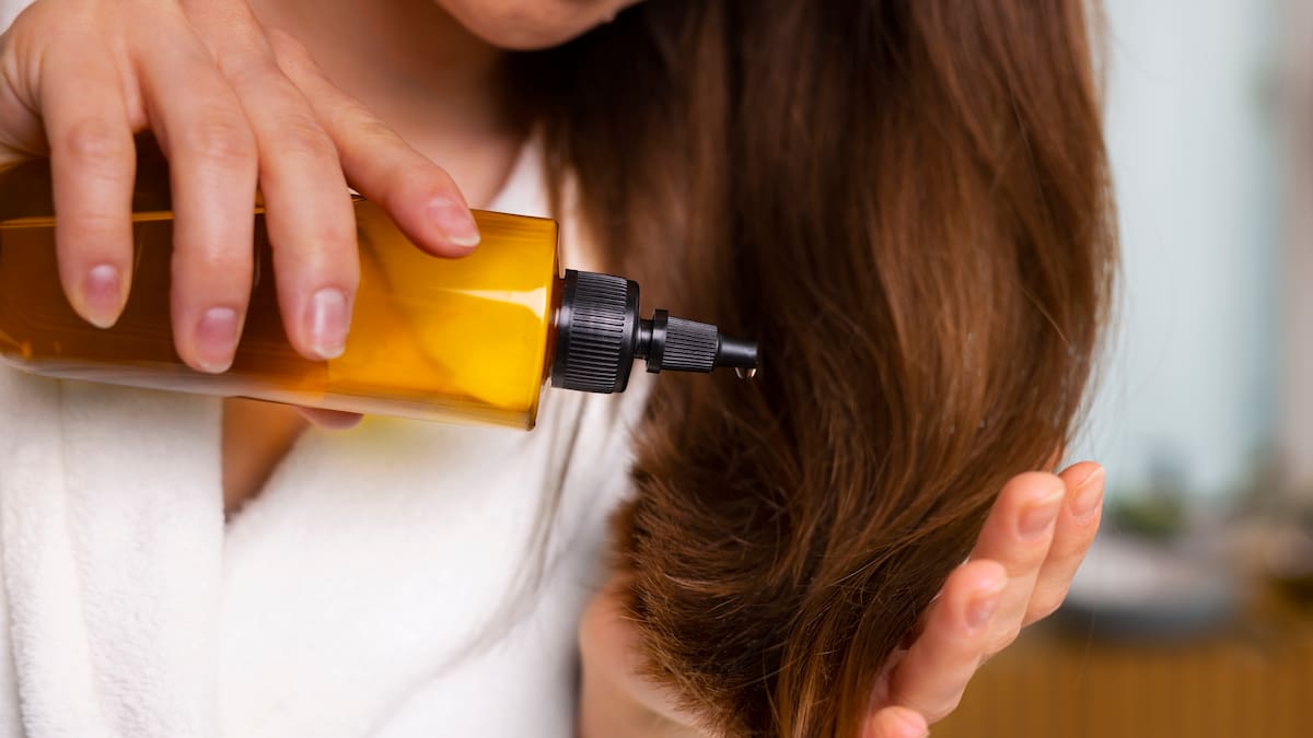 Por qué el aceite de oliva puede favorecer el crecimiento del pelo y reducir la caída, según una dermatóloga