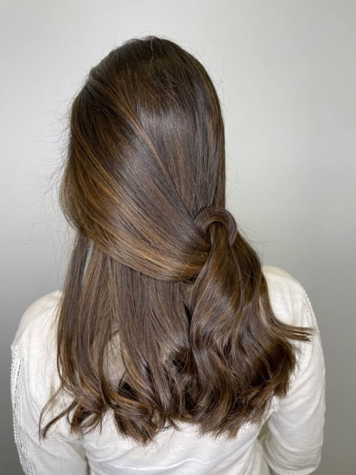 Pelo con mechas sin decoloración. Foto PINTEREST