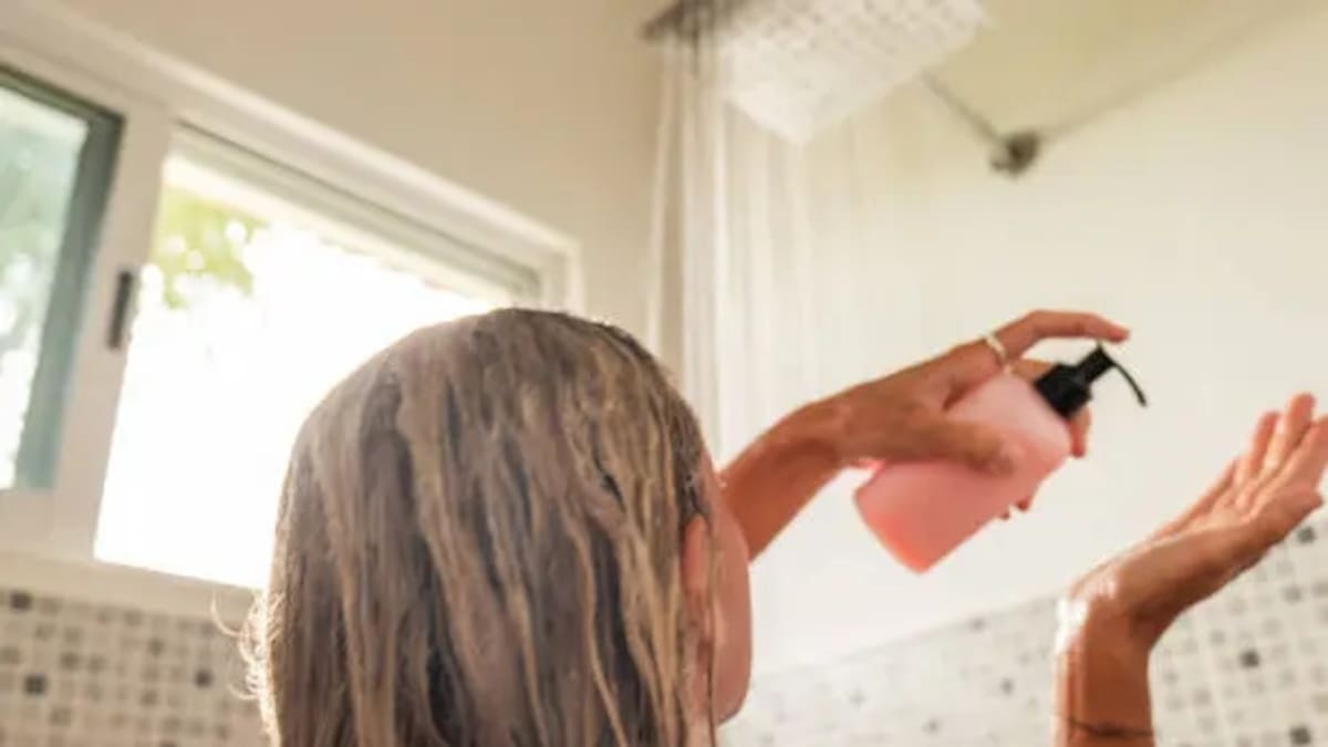 Qué es la quelación capilar: el tratamiento que elimina metales, cal y residuos del cabello