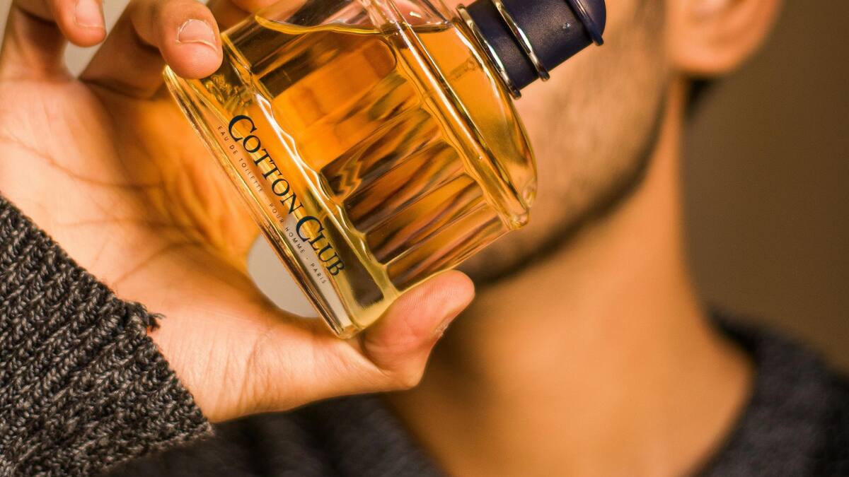 Los 5 perfumes masculinos ideales para el invierno. Foto PEXELS