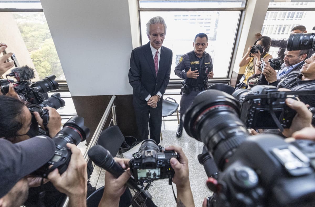 Periodistas y fotógrafos rodean al periodista José Rubén Zamora luego de conocerse su condena a prisión. Fuente: EFE.