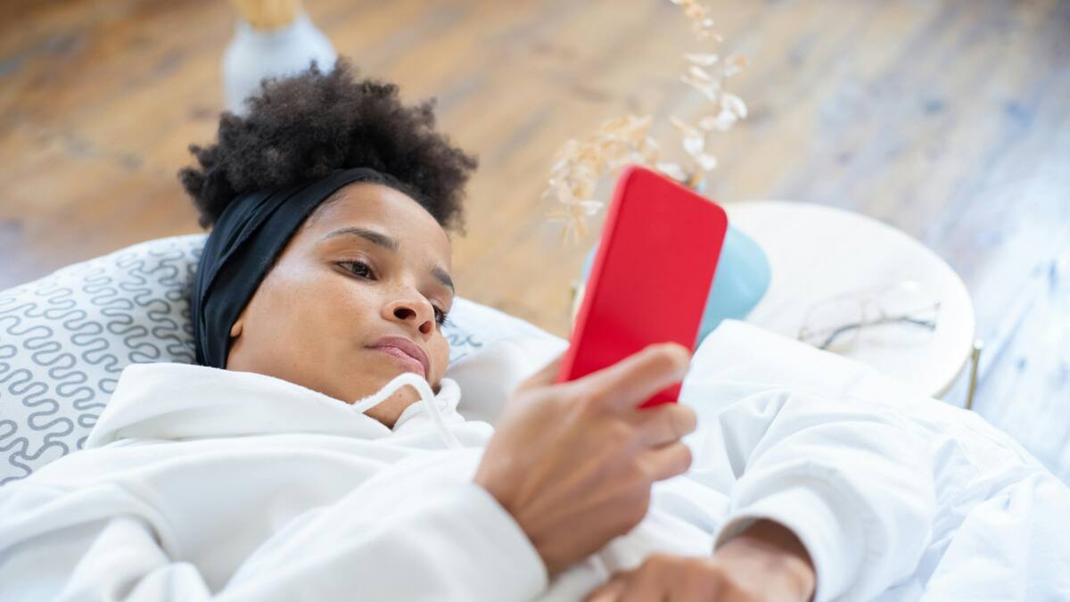 Persona con celular, redes sociales. Foto: Unsplash.