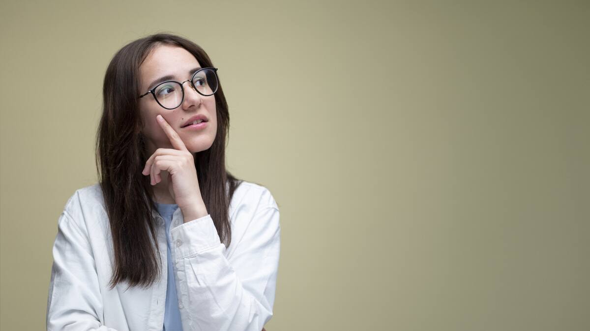 Persona observadora. Foto: Freepik