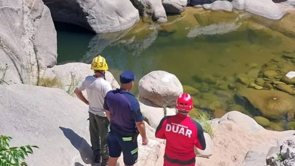 Personal policial y de DUAR en el río Nono, Córdoba. Foto: NA.