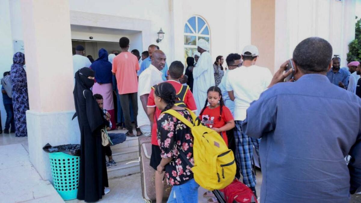 Personas buscan ser evacuadas de Sudán. Foto: Reuters