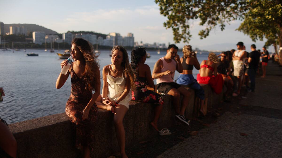 Personas en Río de Janeiro, Brasil. Foto: REUTERS/Pilar Olivares.
