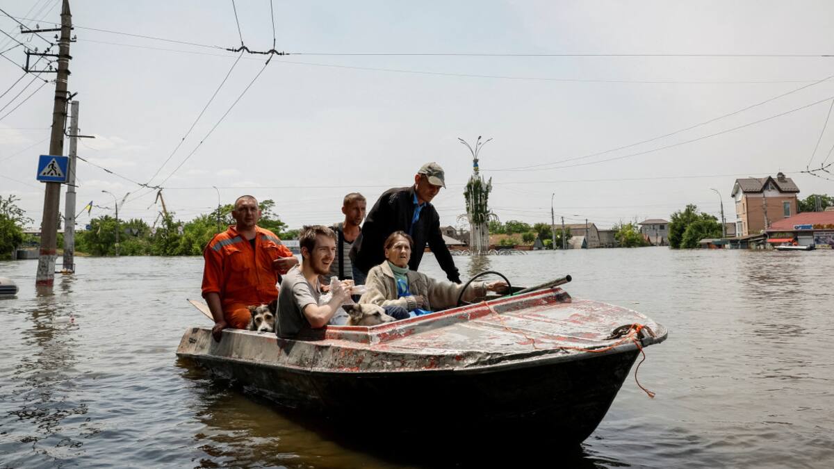 Personas evacuadas en la región de Jersón tras la explosión de la represa de Kajovka. Foto: Reuters.