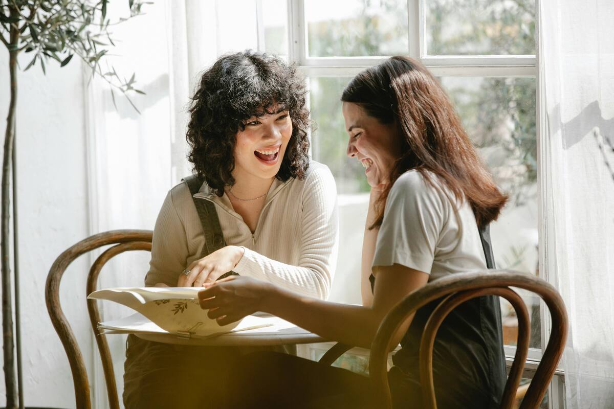 Personas felices, amistad, amigas.