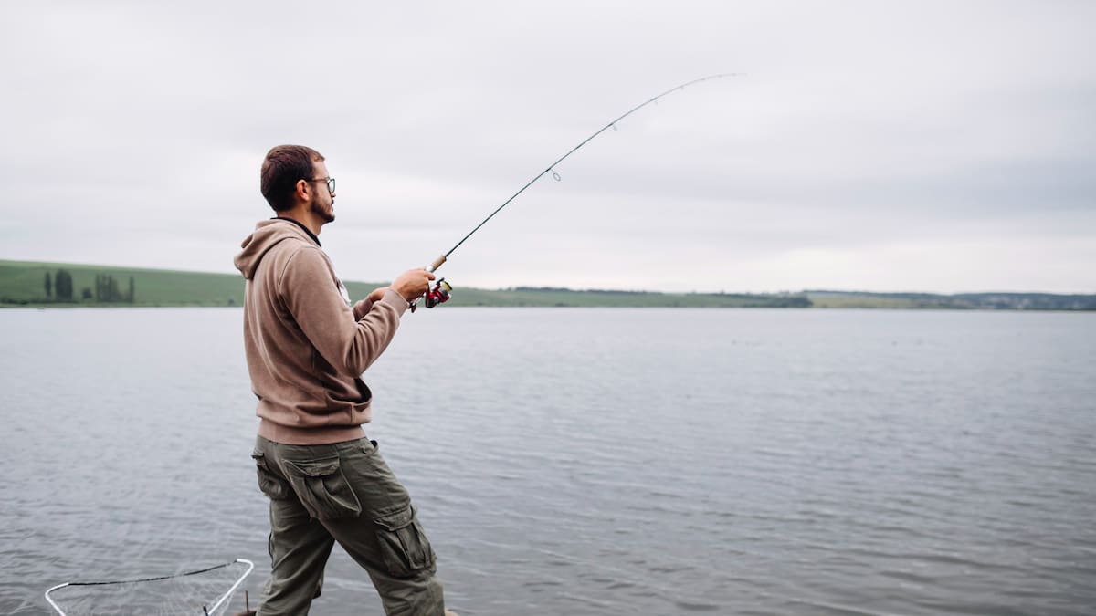 Pesca de pejerrey, camping y caminatas: el pueblo bonaerense con laguna ideal para liberarse del estrés