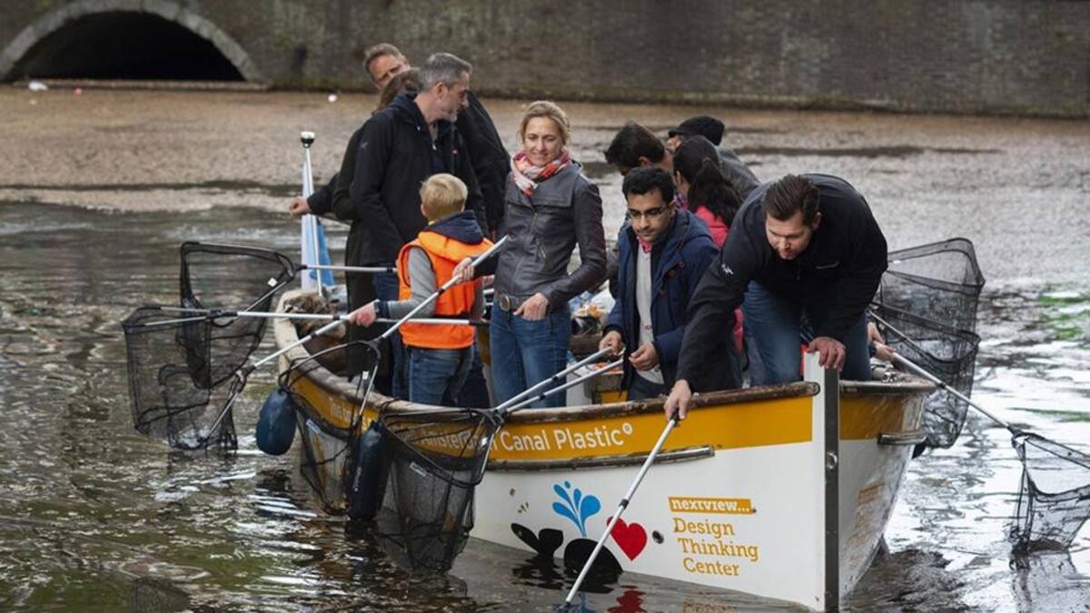 Pesca en los canales de Ámsterdam