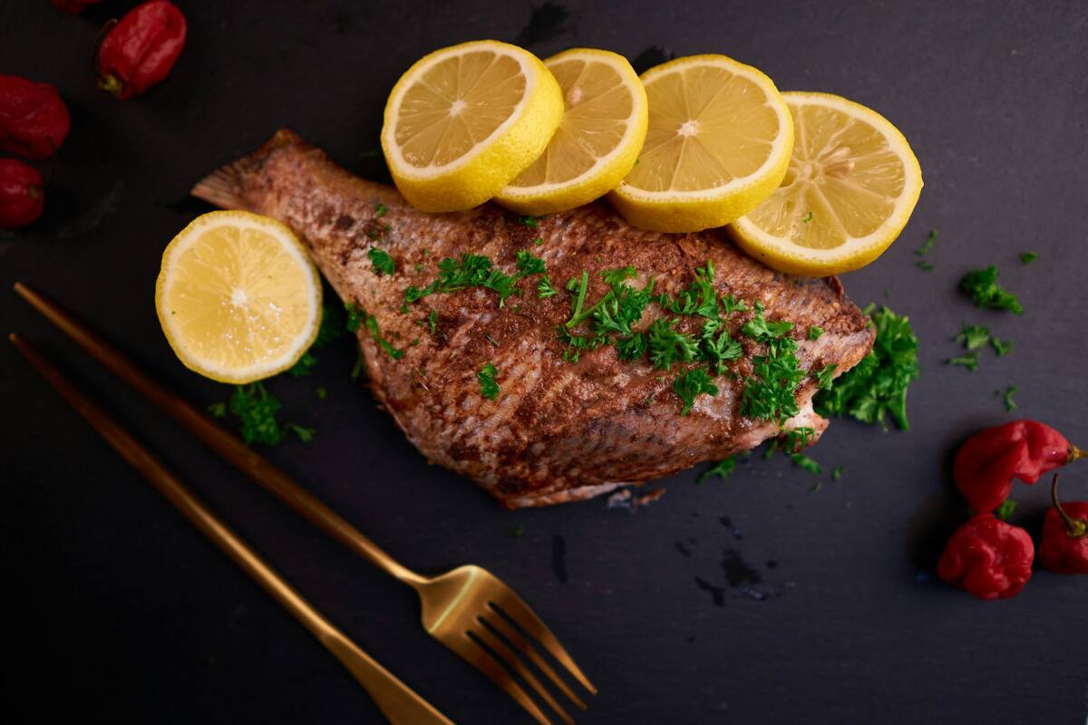 Pescado con limón. Foto: Unsplash.
