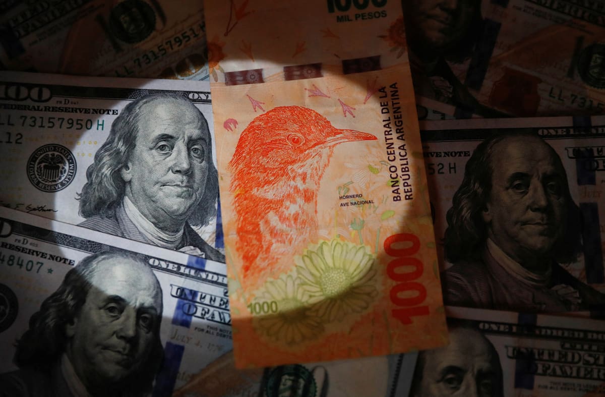 Peso, dólar. Foto: Reuters.