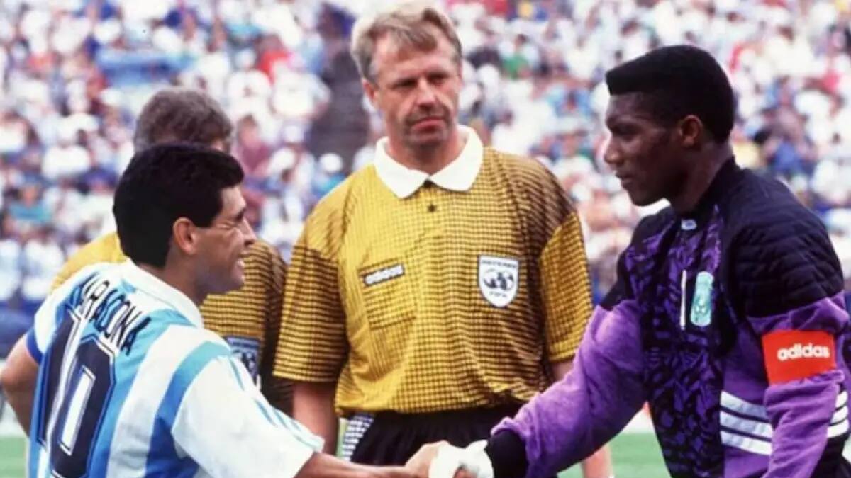Murió Peter Rufai, el histórico arquero de Nigeria que enfrentó a Maradona y que el fútbol le quitó la posibilidad de ser rey