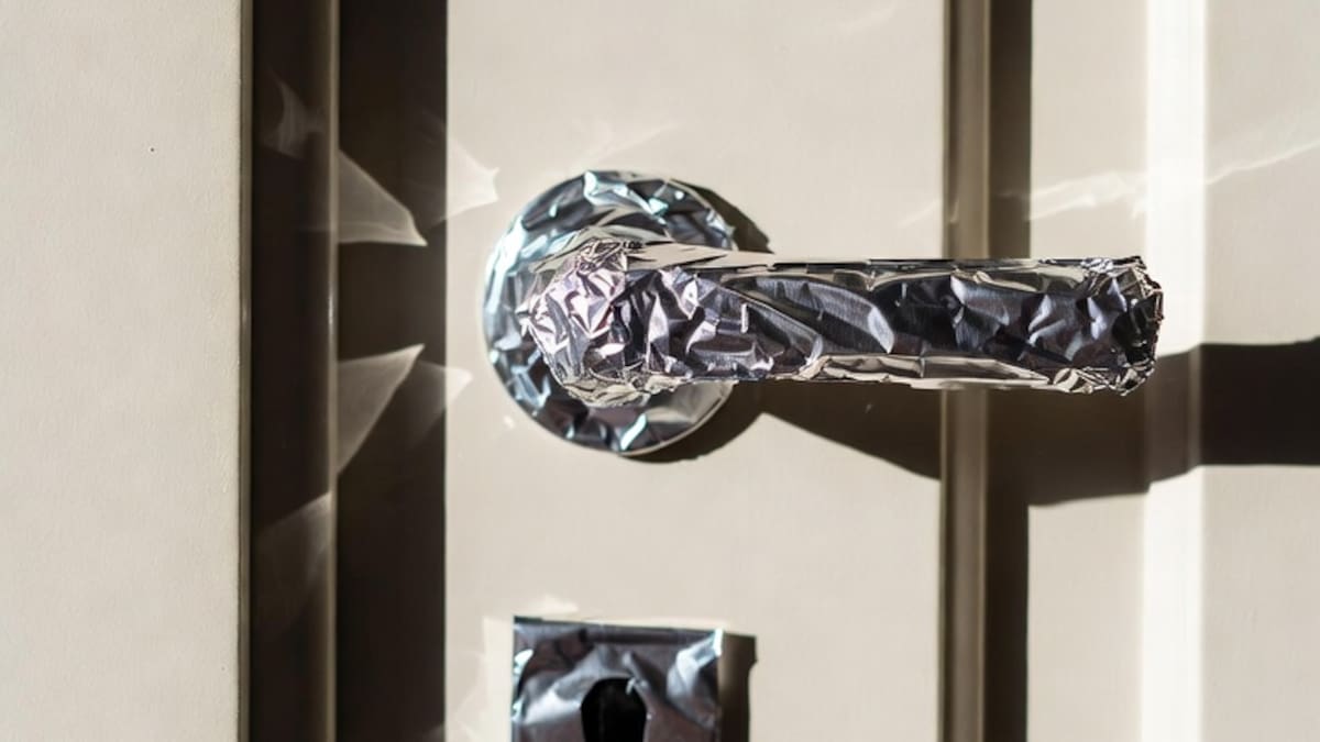 El truco del papel aluminio en la manija de la puerta: para qué sirve y cuándo conviene usarlo