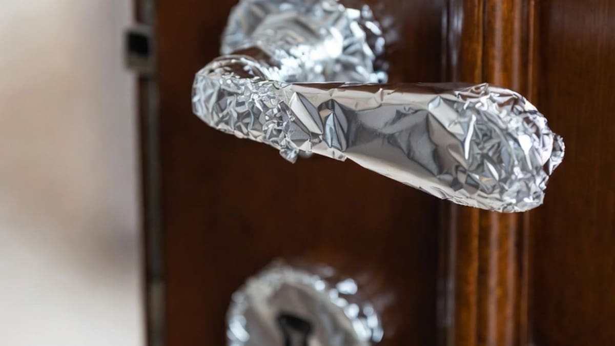 El curioso truco del papel aluminio en la puerta: qué función cumple y cuándo puede ser útil