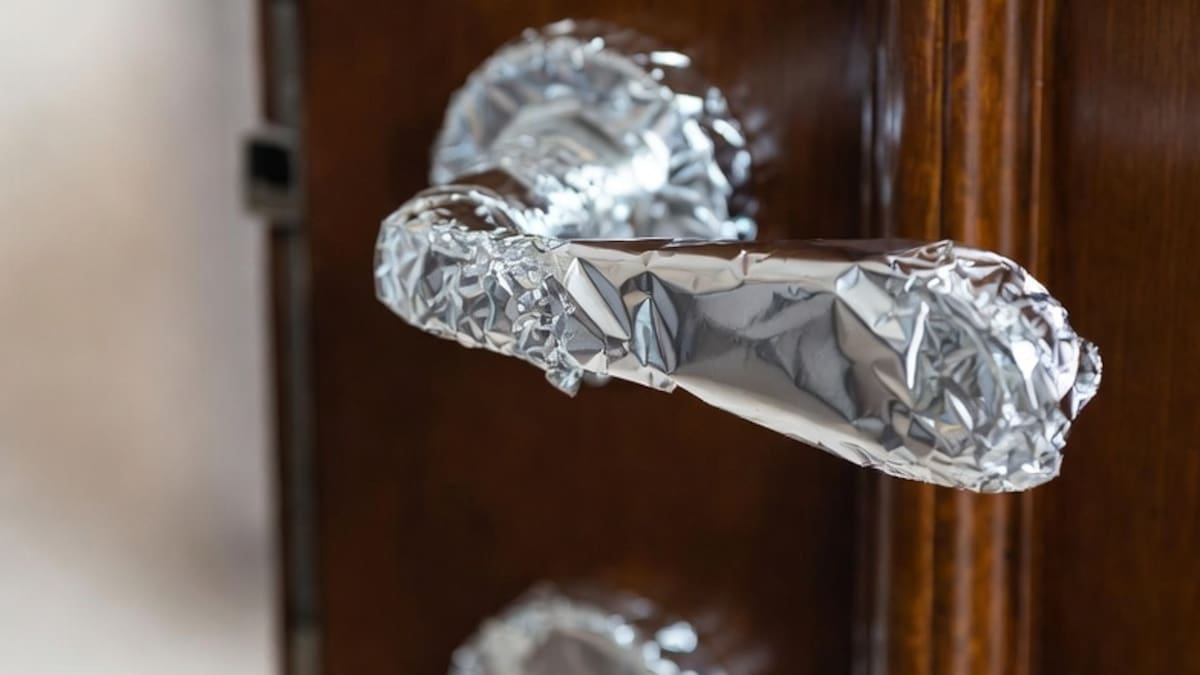 Picaporte envuelto en papel aluminio
