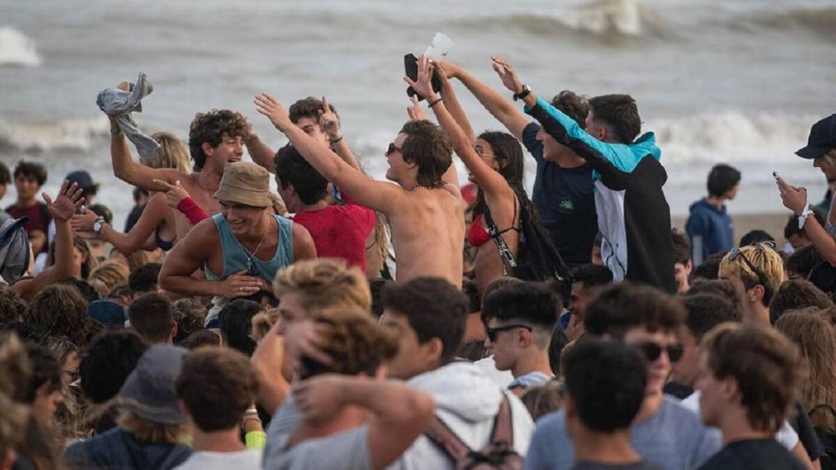 Pinamar, jovenes en la playa