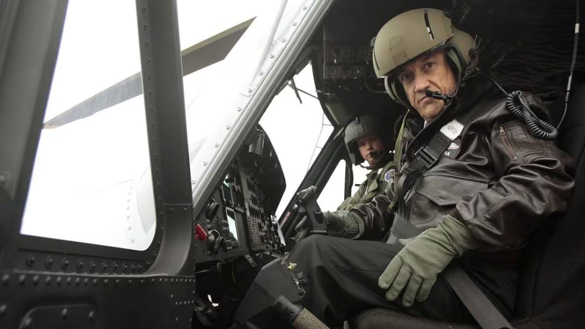 Piñera pilotando un helicóptero. Foto: EFE