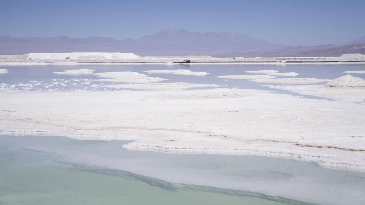 Piscina de salmuera para la producción de litio en el Salar de Atacama. Foto: EFE.